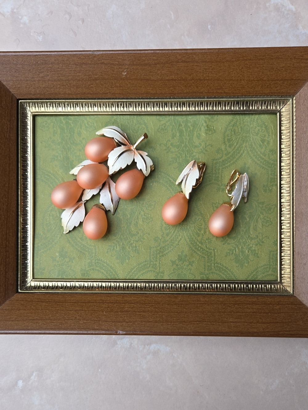 Vintage Peach and Gold Enamel Leave Grapes Brooch Necklace Pendabt Earring Set - Picture 4 of 17